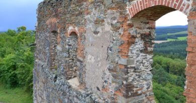 Zřícenina hradu Švamberk na magickém kopci Krasíkov slouží jako vyhlídka i připomínka kruté třicetileté války Zřícenina hradu Švamberk na magickém kopci Krasíkov slouží jako vyhlídka i připomínka kruté třicetileté války