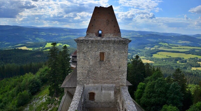Který hrad v západních Čechách nenechal postavit Karel IV?